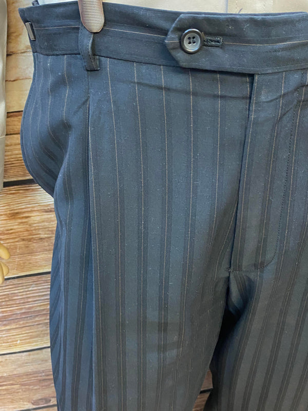 20er Jahre Herren Outfit Gr. 54 mit Hemd, Hosenträgern, Nadelstreifenhose und karierter Schiebermütze, Ansicht 4