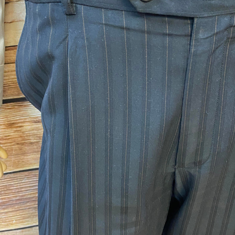 20er Jahre Herren Outfit Gr. 54 mit Hemd, Hosenträgern, Nadelstreifenhose und karierter Schiebermütze, Ansicht 4