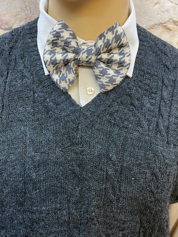 Detailansicht 20er Jahre Outfit mit dunklem Strickpullunder und gemusterter Fliege