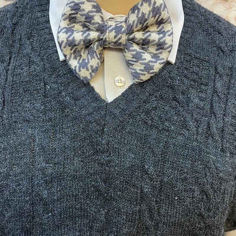 Detailansicht 20er Jahre Outfit mit dunklem Strickpullunder und gemusterter Fliege