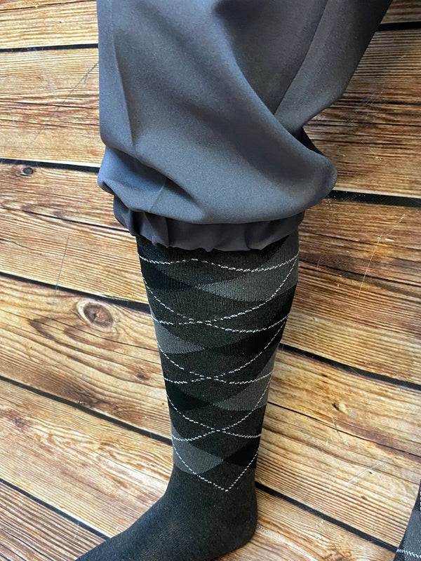 Graue Knickerbocker Hose mit karierten Kniestrümpfen im 20er Jahre Herrenstil