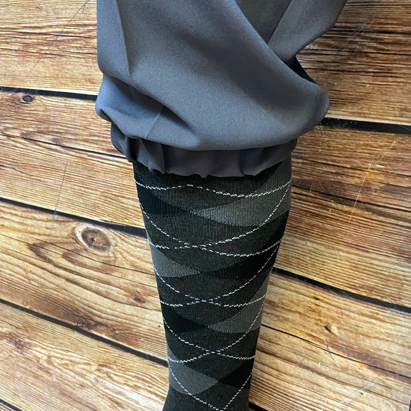 Graue Knickerbocker Hose mit karierten Kniestrümpfen im 20er Jahre Herrenstil