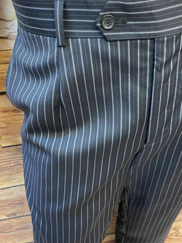 20er Jahre Herren Outfit Gr. 52 – Weste, Nadelstreifenhose & Schiebermütze