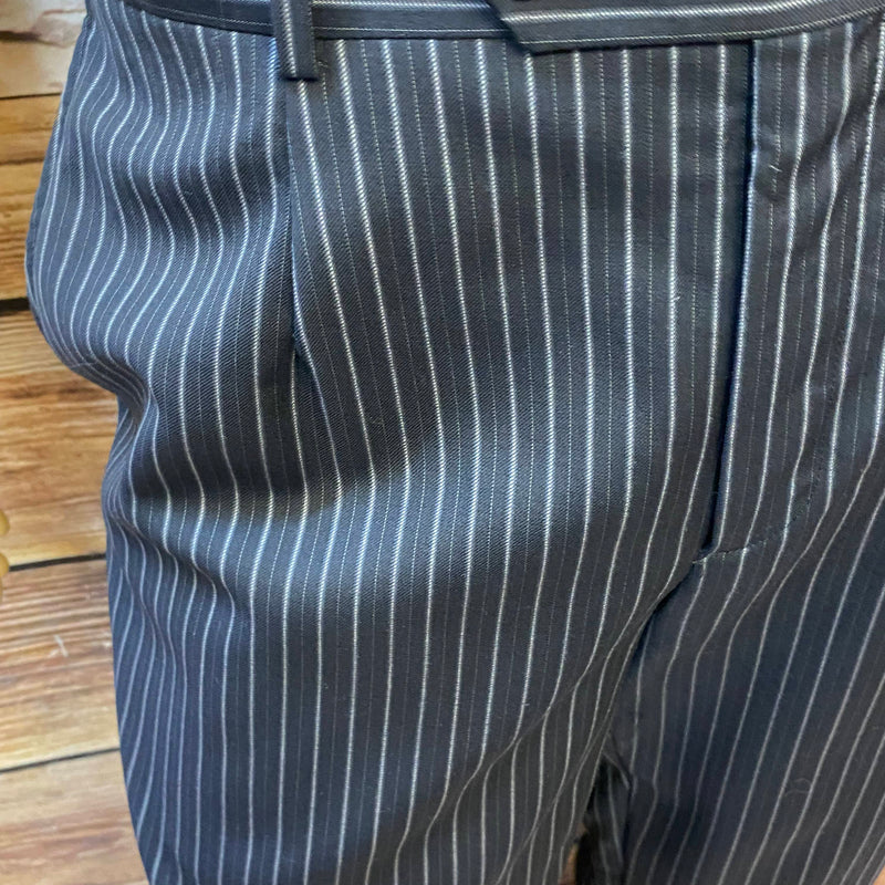 20er Jahre Herren Outfit Gr. 52 – Weste, Nadelstreifenhose & Schiebermütze