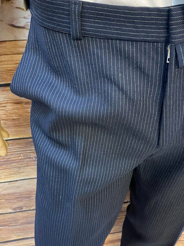 Dunkle Nadelstreifenhose aus Schurwolle für 20er Jahre Herren Outfit