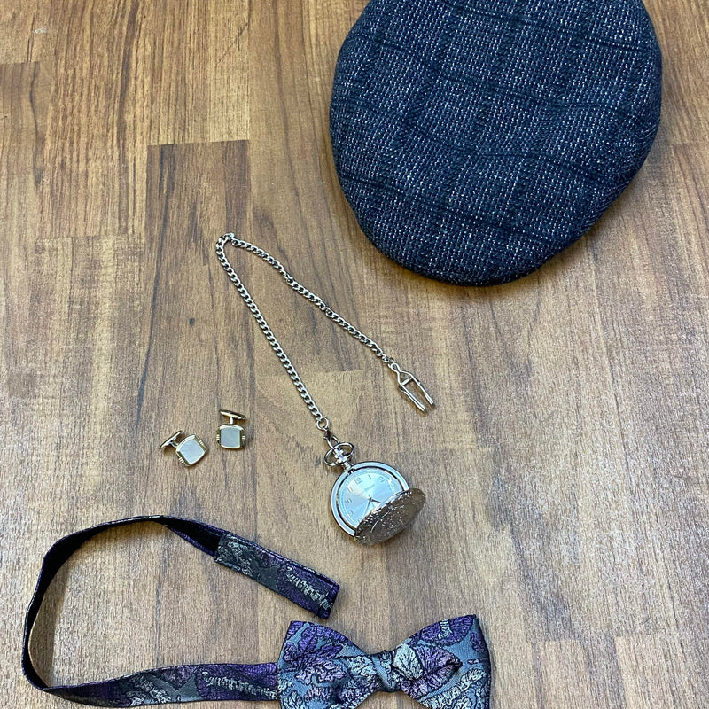 Schiebermütze, Fliege, Taschenuhr und Manschettenknöpfe für Vintage Herren Outfit