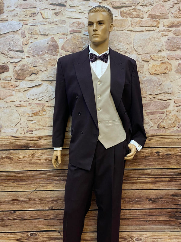 Zweiteiliger dunkler Herrenanzug mit Weste, Hemd und Fliege als elegantes Vintage Outfit