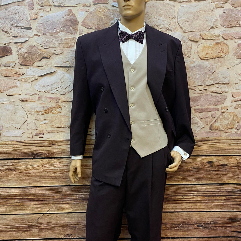 Zweiteiliger dunkler Herrenanzug mit Weste, Hemd und Fliege als elegantes Vintage Outfit
