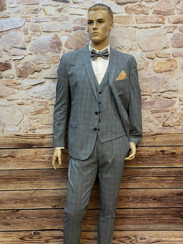 Grauer karierter Herrenanzug mit beigem Einstecktuch als elegantes Vintage Outfit