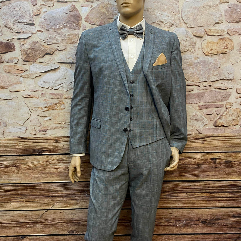 Grauer karierter Herrenanzug mit beigem Einstecktuch als elegantes Vintage Outfit