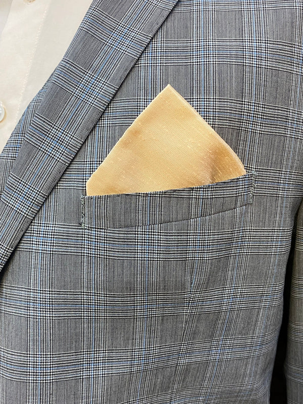 Grauer karierter Herrenanzug mit beigem Einstecktuch als elegantes Vintage Outfit