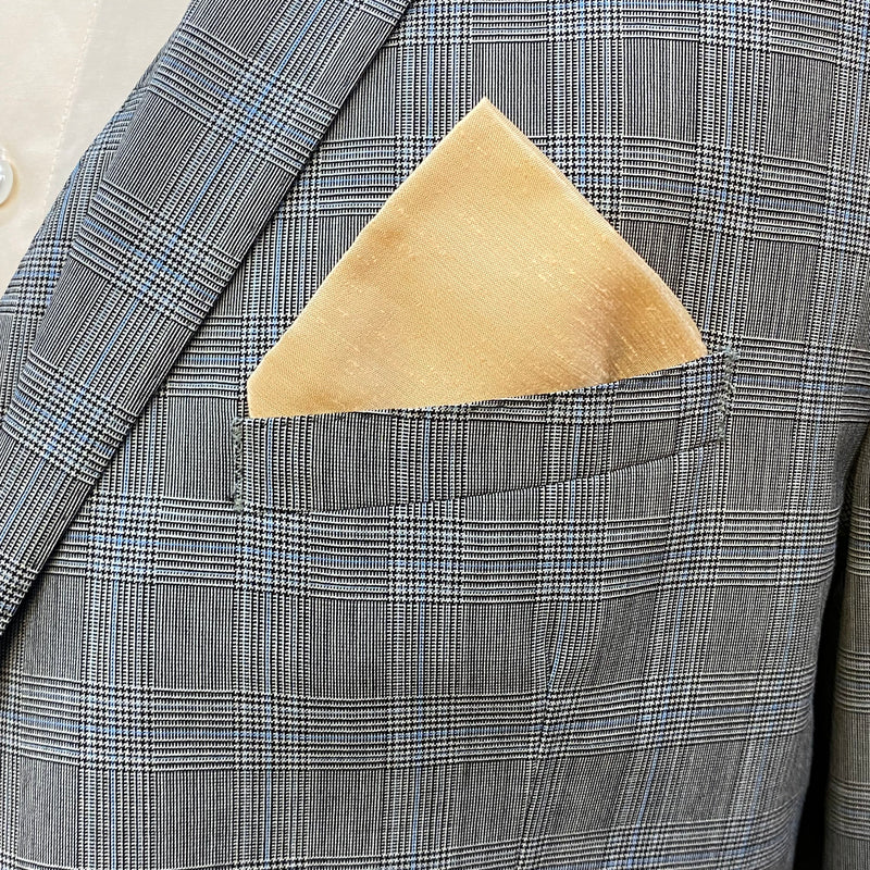Grauer karierter Herrenanzug mit beigem Einstecktuch als elegantes Vintage Outfit