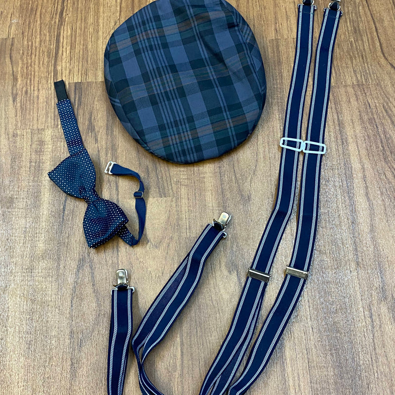 Schiebermütze, Fliege und Hosenträger als Accessoires für Vintage Herren Outfit