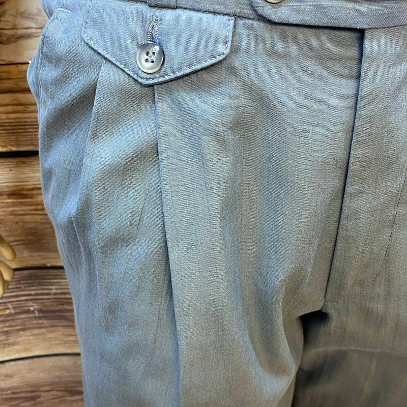 Helle Bundfaltenhose für ein legeres 20er Jahre Herren Outfit