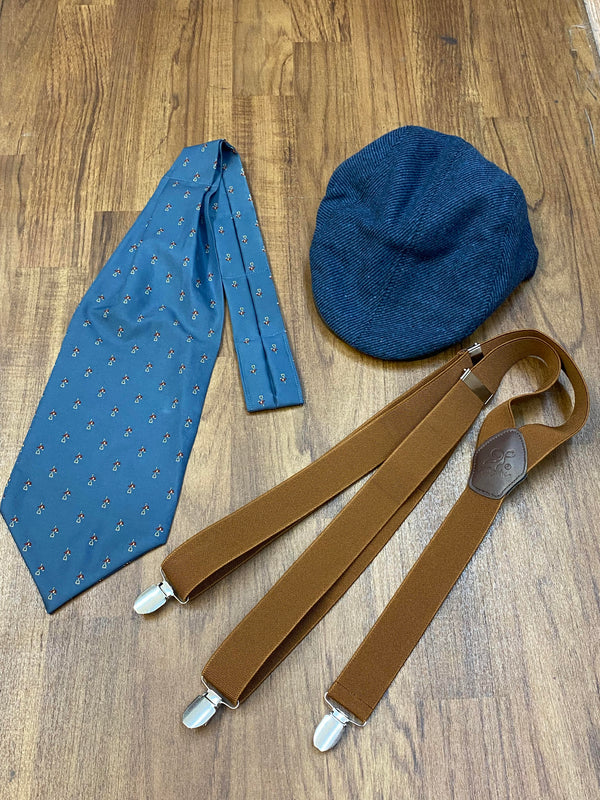 Blaue Schiebermütze, Schalkrawatte und braune Hosenträger für Vintage Herren Outfit