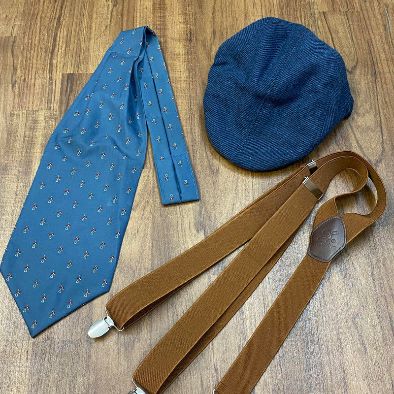 Blaue Schiebermütze, Schalkrawatte und braune Hosenträger für Vintage Herren Outfit
