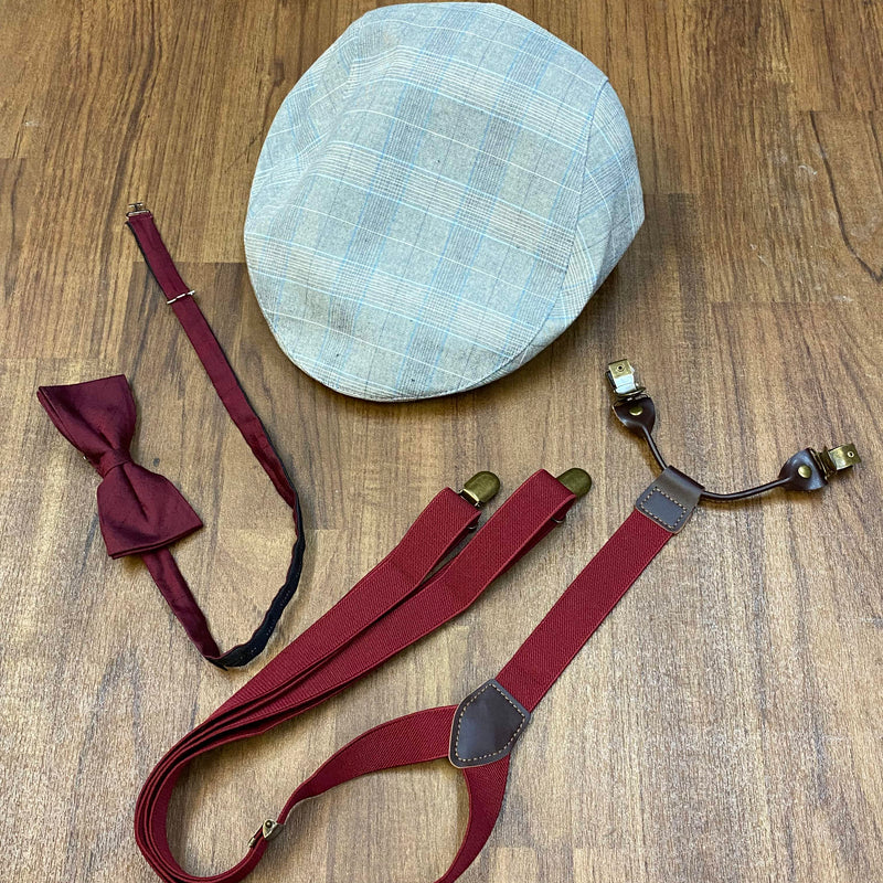 Schiebermütze, Hosenträger und bordeauxfarbene Fliege als Accessoires für Vintage Herren Outfit