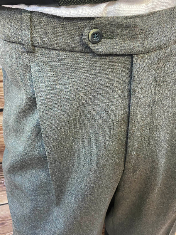 Graue Hose mit klassischem Bund als Teil eines 20er Jahre Herren Outfits