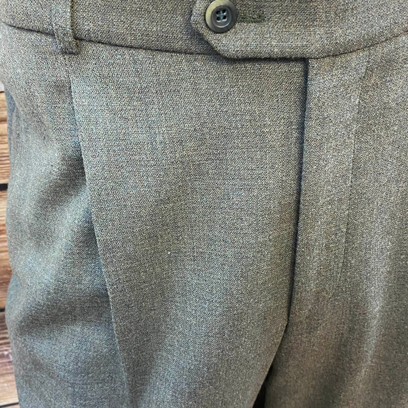 Graue Hose mit klassischem Bund als Teil eines 20er Jahre Herren Outfits