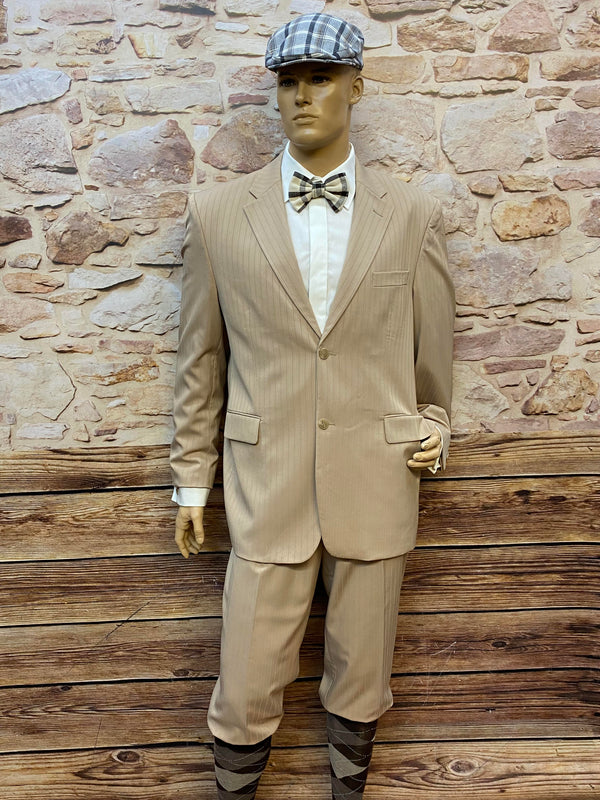 20er Jahre Herren Outfit in Beige mit Knickerbocker, weißem Hemd, karierter Fliege und Schiebermütze in Größe 54, Ansicht 2
