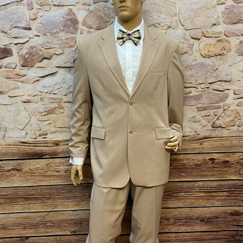 20er Jahre Herren Outfit in Beige mit Knickerbocker, weißem Hemd, karierter Fliege und Schiebermütze in Größe 54, Ansicht 2