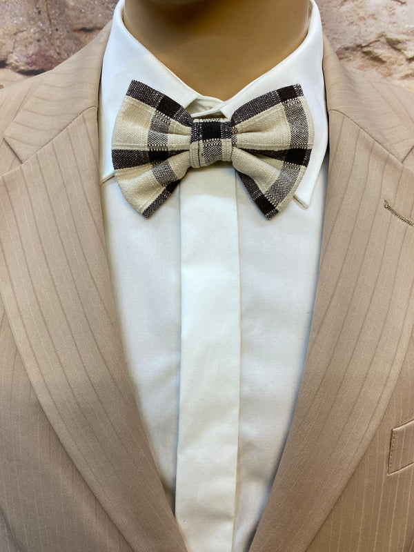 20er Jahre Herren Outfit in Beige mit Knickerbocker, weißem Hemd, karierter Fliege und Schiebermütze in Größe 54, Ansicht 3