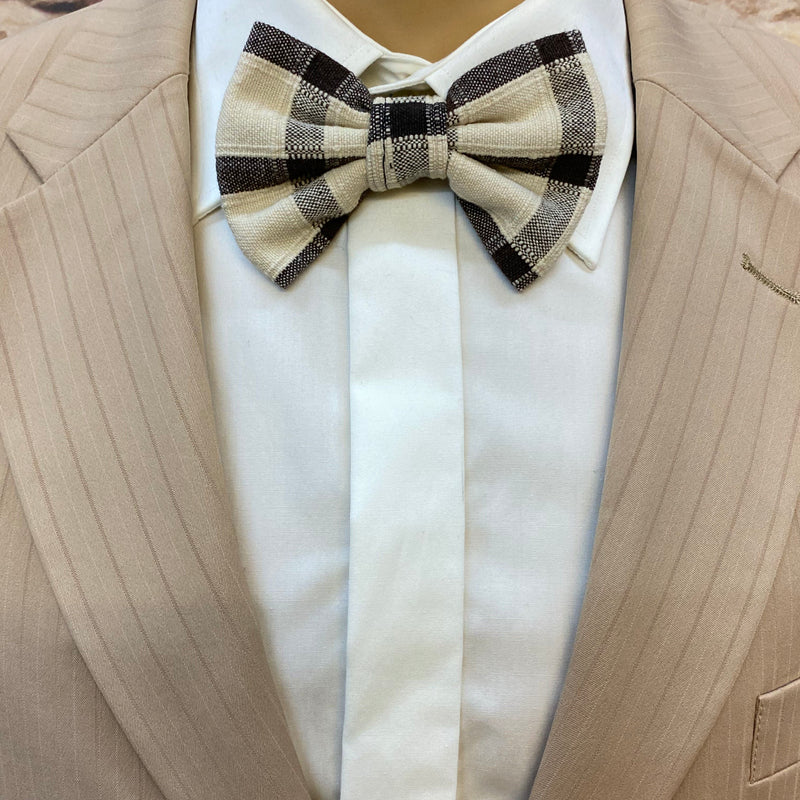 20er Jahre Herren Outfit in Beige mit Knickerbocker, weißem Hemd, karierter Fliege und Schiebermütze in Größe 54, Ansicht 3
