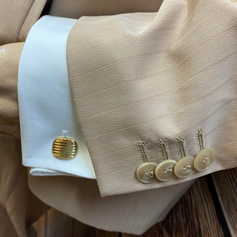 20er Jahre Herren Outfit in Beige mit Knickerbocker, weißem Hemd, karierter Fliege und Schiebermütze in Größe 54, Ansicht 4
