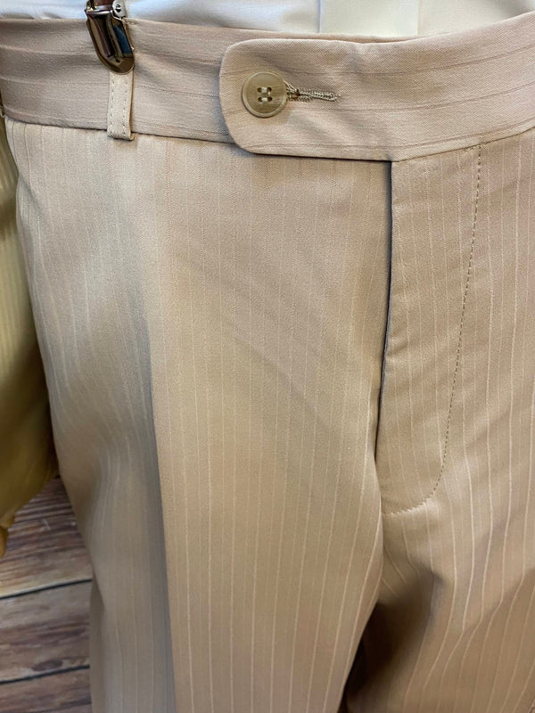 20er Jahre Herren Outfit in Beige mit Knickerbocker, weißem Hemd, karierter Fliege und Schiebermütze in Größe 54, Ansicht 5