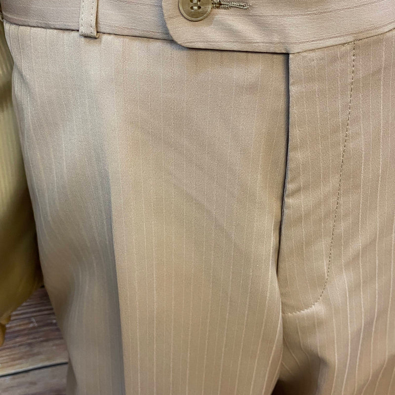 20er Jahre Herren Outfit in Beige mit Knickerbocker, weißem Hemd, karierter Fliege und Schiebermütze in Größe 54, Ansicht 5