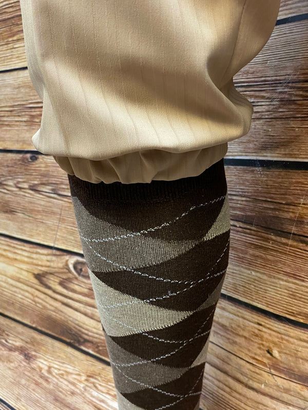 20er Jahre Herren Outfit in Beige mit Knickerbocker, weißem Hemd, karierter Fliege und Schiebermütze in Größe 54, Ansicht 6