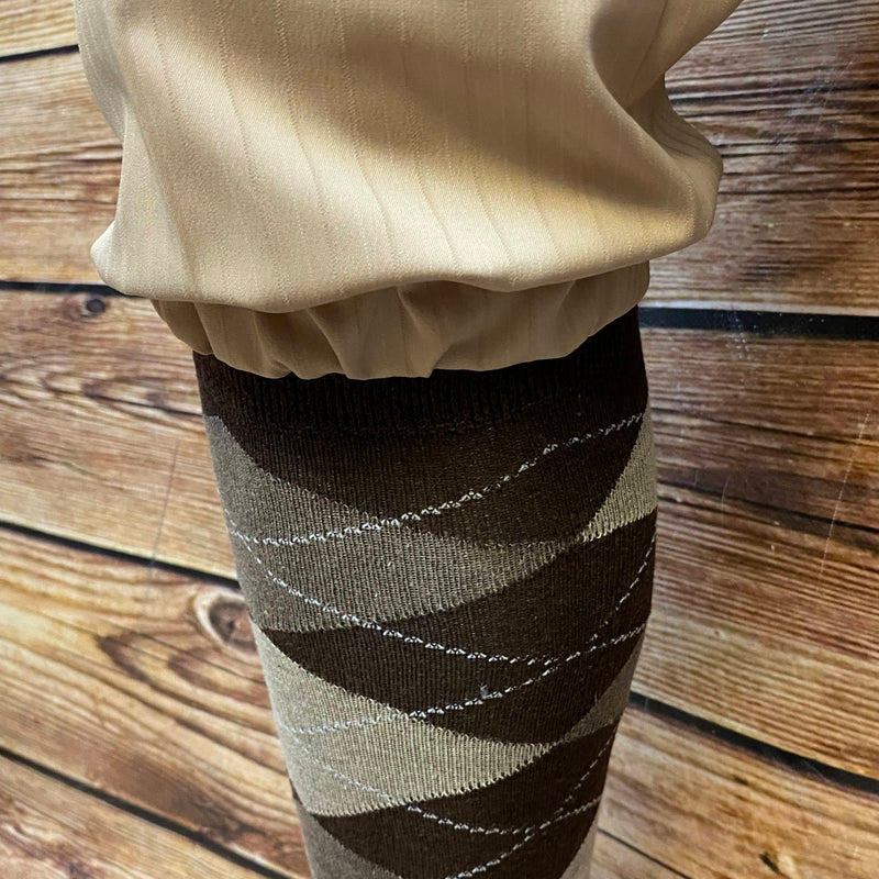 20er Jahre Herren Outfit in Beige mit Knickerbocker, weißem Hemd, karierter Fliege und Schiebermütze in Größe 54, Ansicht 6