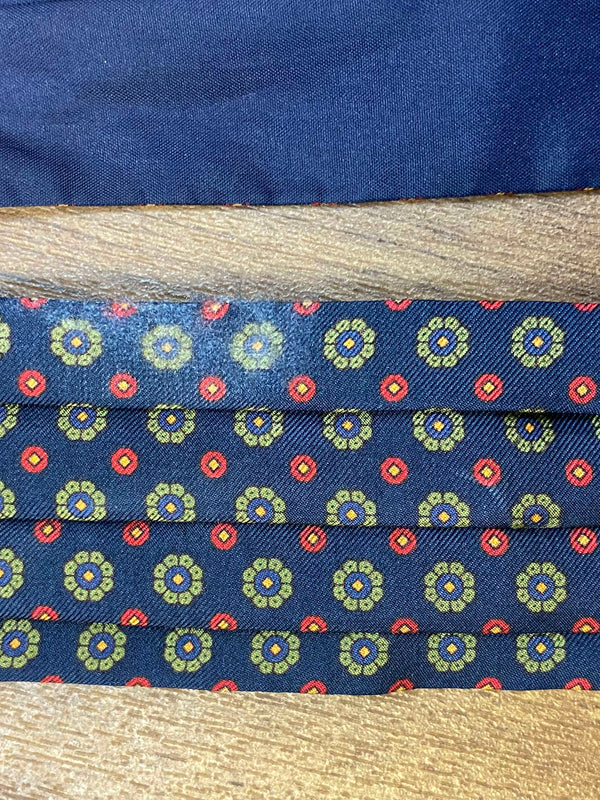 Schalkrawatte mit kleinem Muster und leichten Vintage Gebrauchsspuren, Detail