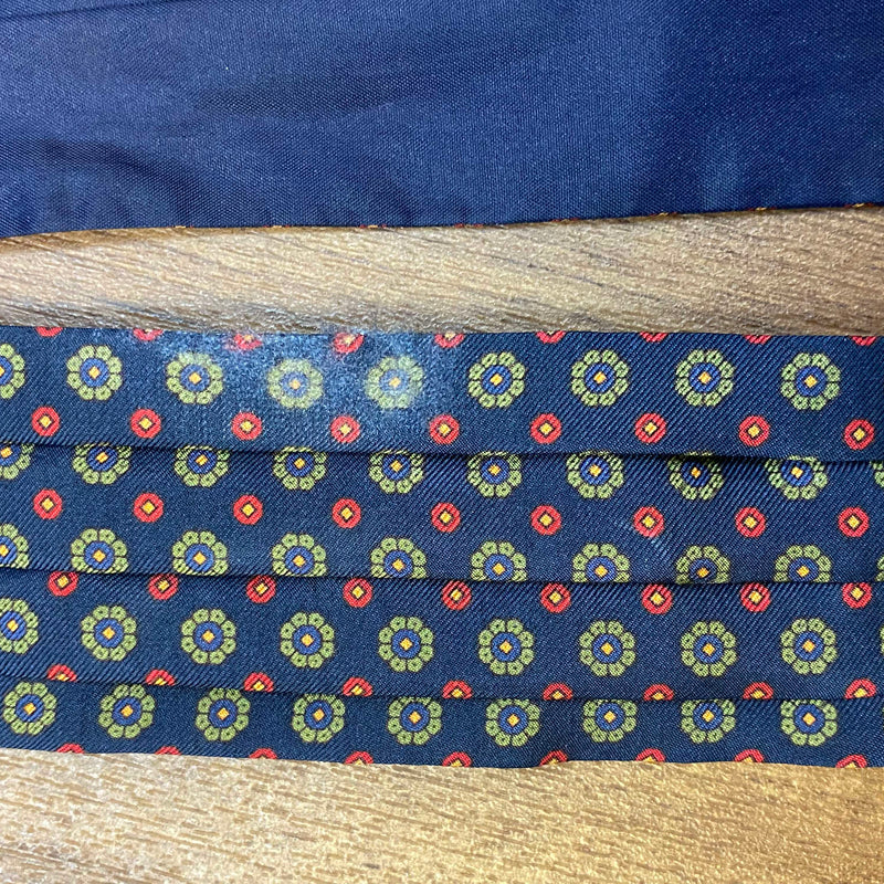Schalkrawatte mit kleinem Muster und leichten Vintage Gebrauchsspuren, Detail