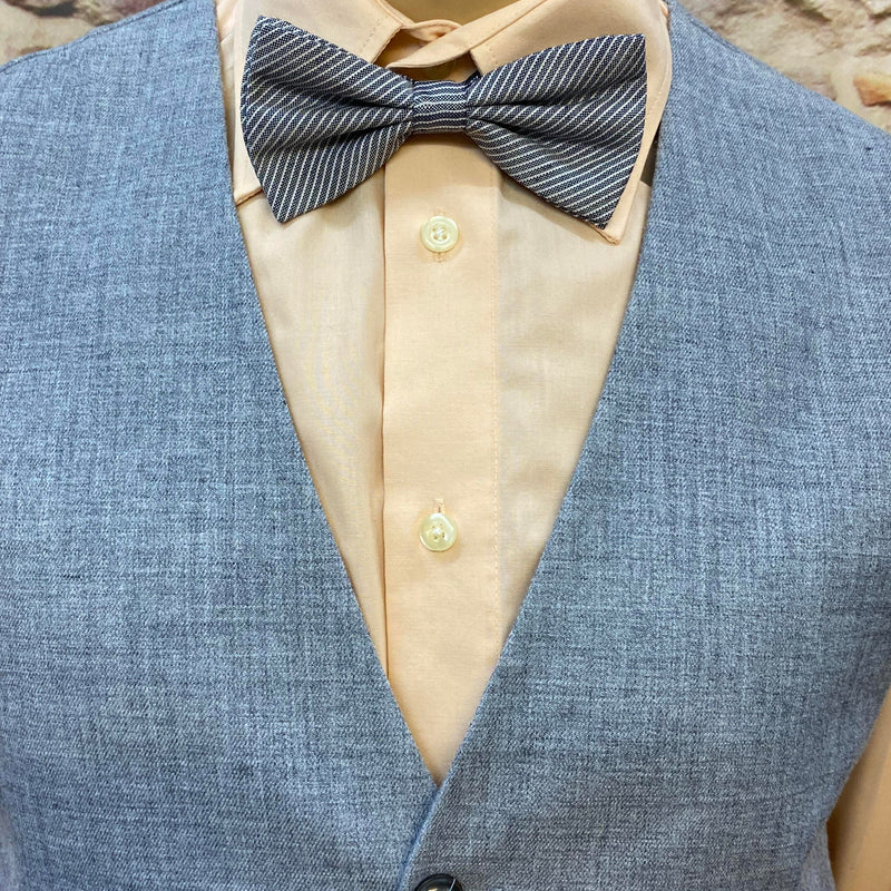 20er Jahre Herren Outfit mit hellblauer Weste, karierter Knickerbocker, Hemd, Fliege und Schiebermütze in Größe 50, Ansicht 1