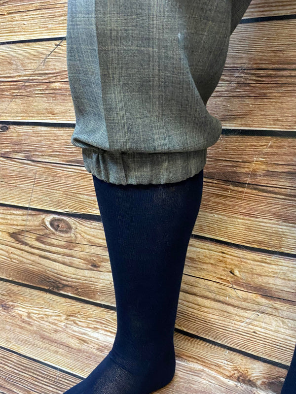 20er Jahre Herren Outfit mit hellblauer Weste, karierter Knickerbocker, Hemd, Fliege und Schiebermütze in Größe 50, Ansicht 2