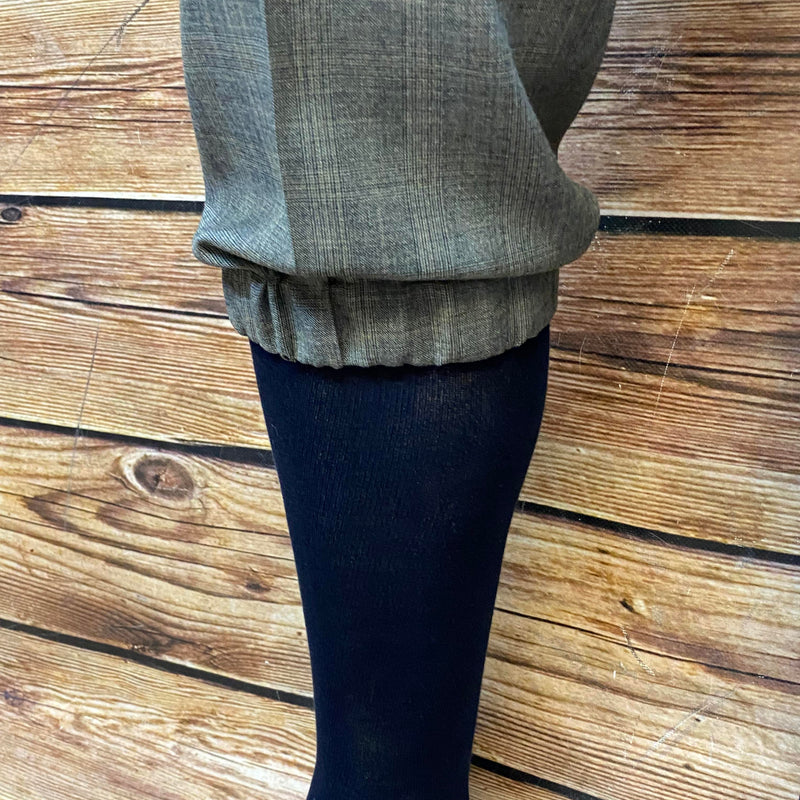 20er Jahre Herren Outfit mit hellblauer Weste, karierter Knickerbocker, Hemd, Fliege und Schiebermütze in Größe 50, Ansicht 2