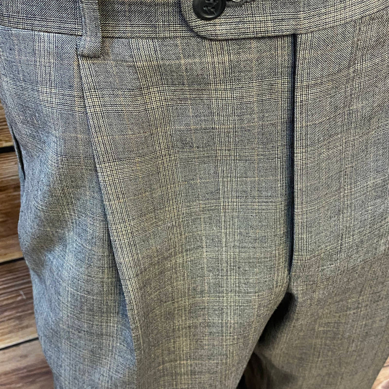 20er Jahre Herren Outfit mit hellblauer Weste, karierter Knickerbocker, Hemd, Fliege und Schiebermütze in Größe 50, Ansicht 3