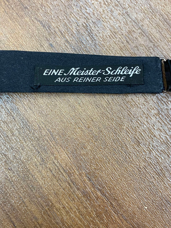 Etikett der schwarzen Seidenschleife