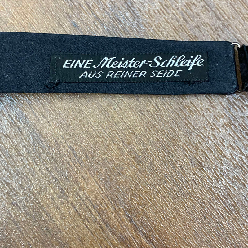 Etikett der schwarzen Seidenschleife