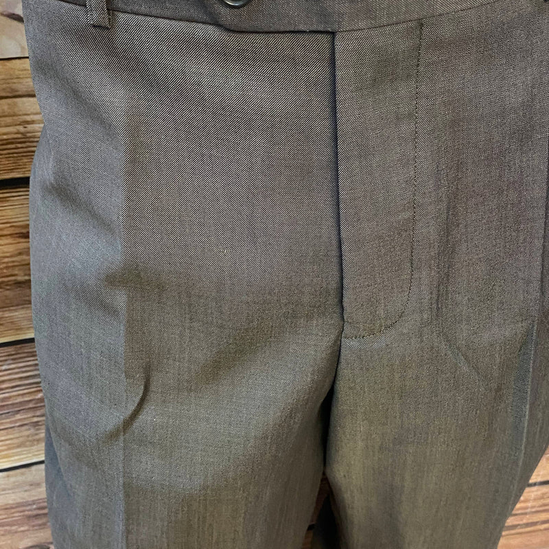 Detailansicht der dunkelbraunen Hose des Herren-Kostüms