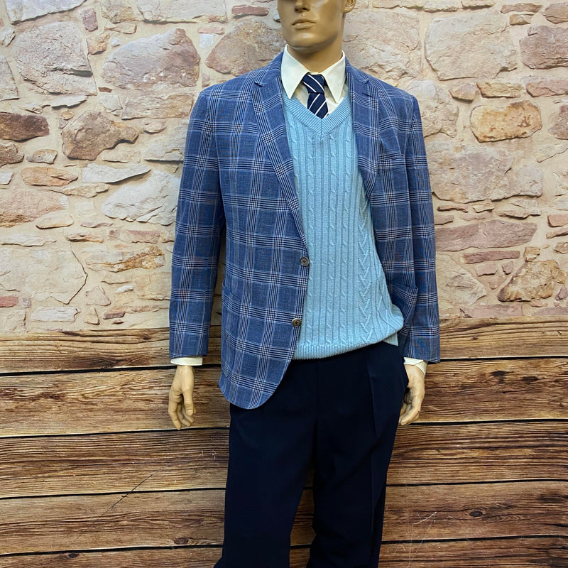 Stilvolles Herren-Outfit mit Schiebermütze, Karo-Sakko und Knickerbocker