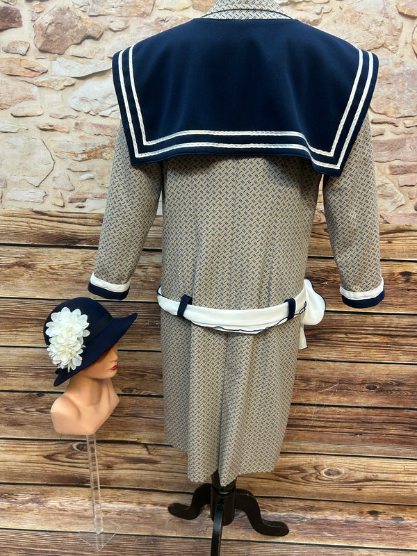 Beiges 20er-Jahre Matrosenkleid Gr. 44 mit navy Kragen, creme Schärpe, passender Cloche-Hut mit Blüte und weißen Handschuhen – sehr guter Vintage-Zustand