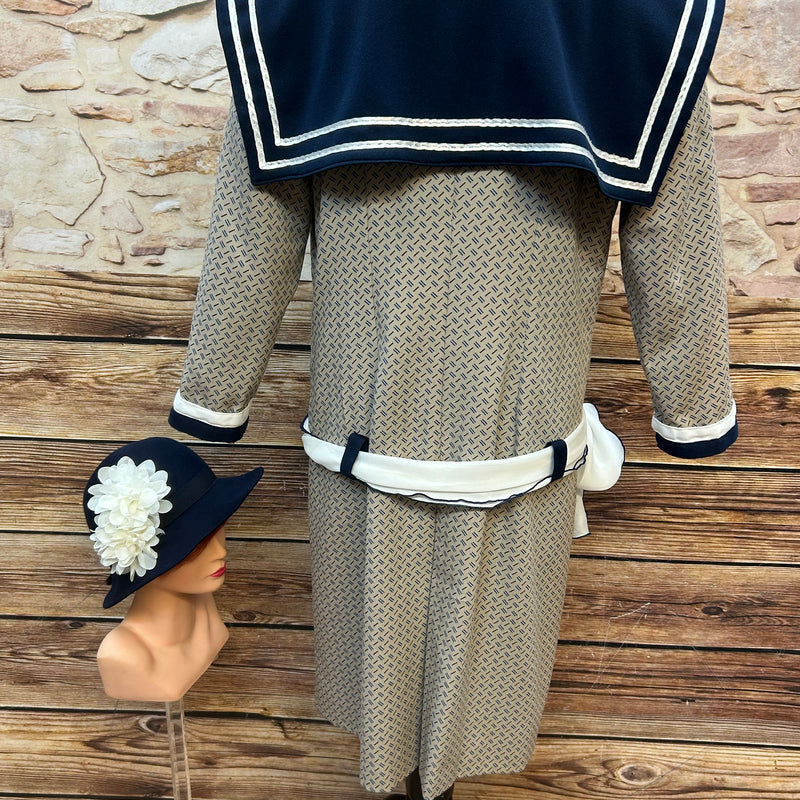 Beiges 20er-Jahre Matrosenkleid Gr. 44 mit navy Kragen, creme Schärpe, passender Cloche-Hut mit Blüte und weißen Handschuhen – sehr guter Vintage-Zustand