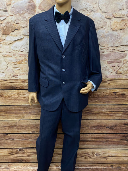 „Blauer gestreifter Vintage-Anzug im 20er-Jahre Stil, Gr. 62 – Sakko & Hose, hellblaues Hemd mit Fliege“