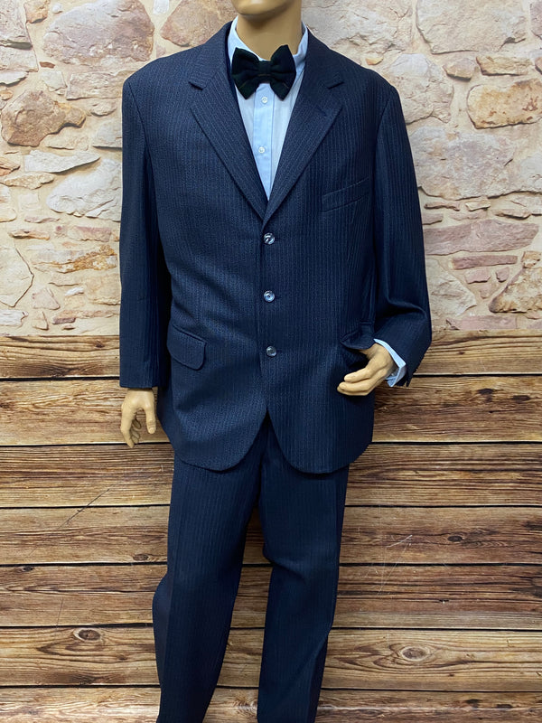 „Blauer gestreifter Vintage-Anzug im 20er-Jahre Stil, Gr. 62 – Sakko & Hose, hellblaues Hemd mit Fliege“