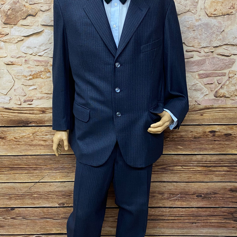 „Blauer gestreifter Vintage-Anzug im 20er-Jahre Stil, Gr. 62 – Sakko & Hose, hellblaues Hemd mit Fliege“