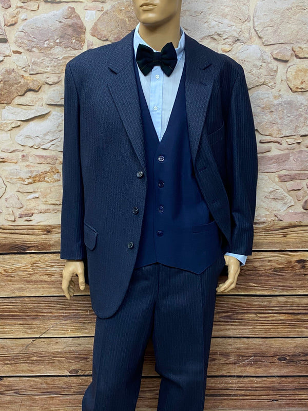 „3-Teiler mit Weste: Blauer Nadelstreifen-Anzug im Gatsby/Peaky-Stil, Gr. 62“