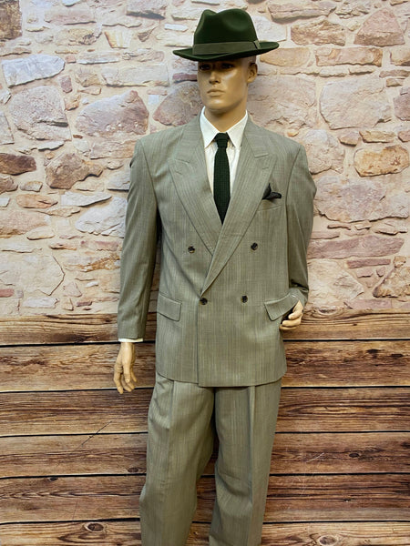 „Hellgrünes 20er-Jahre Herrenoutfit mit Doppelreiher, Hut und Krawatte“