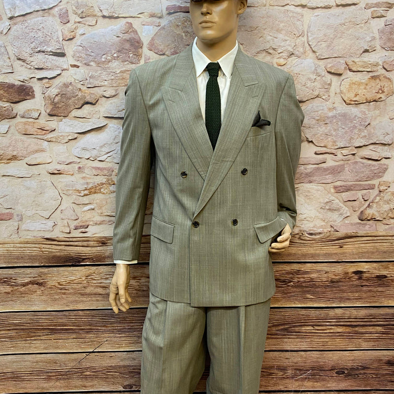 „Hellgrünes 20er-Jahre Herrenoutfit mit Doppelreiher, Hut und Krawatte“